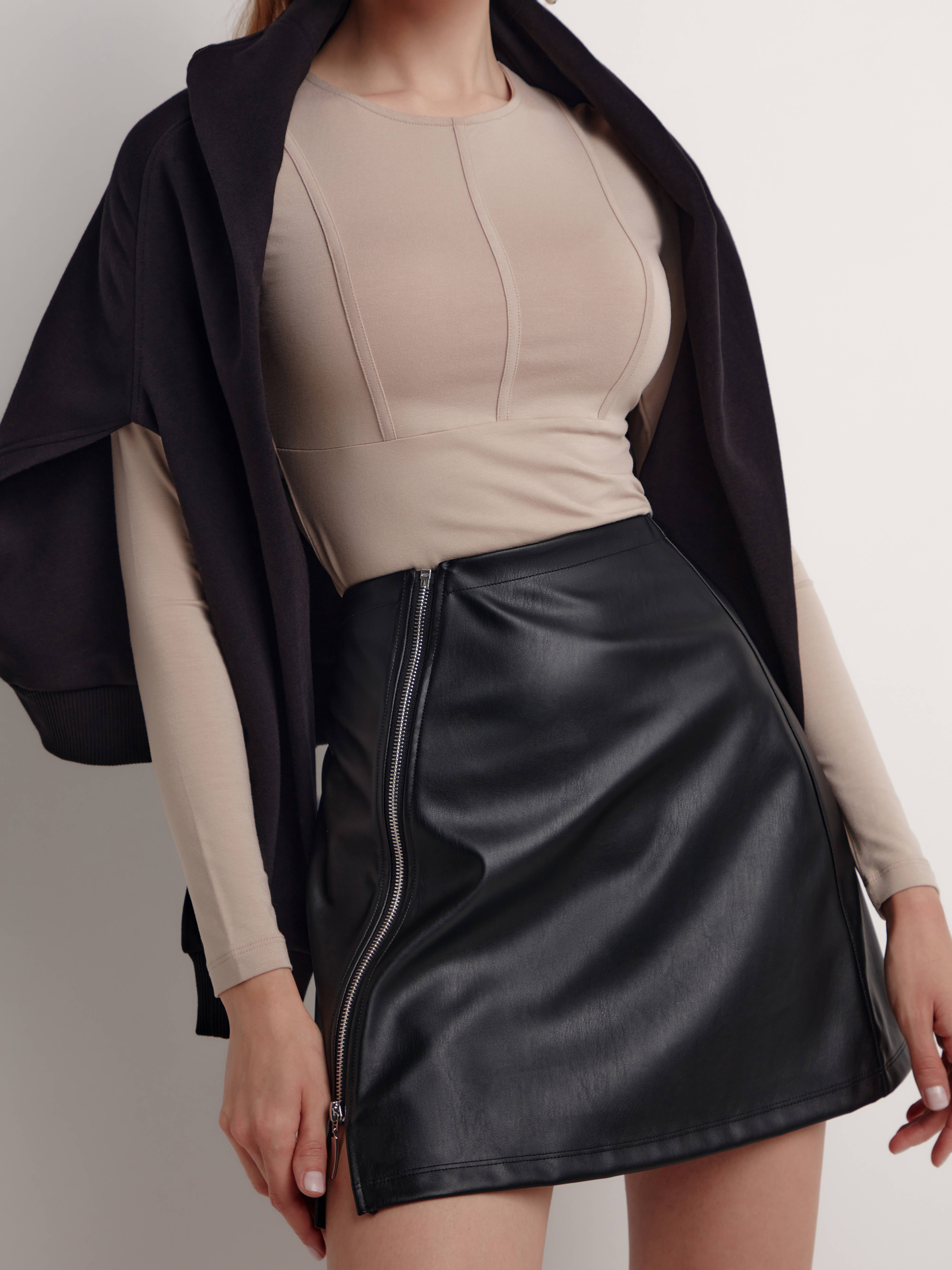 Mini-юбка из экокожи на ассиметричной молнии LU 1816 Conte черного цвета