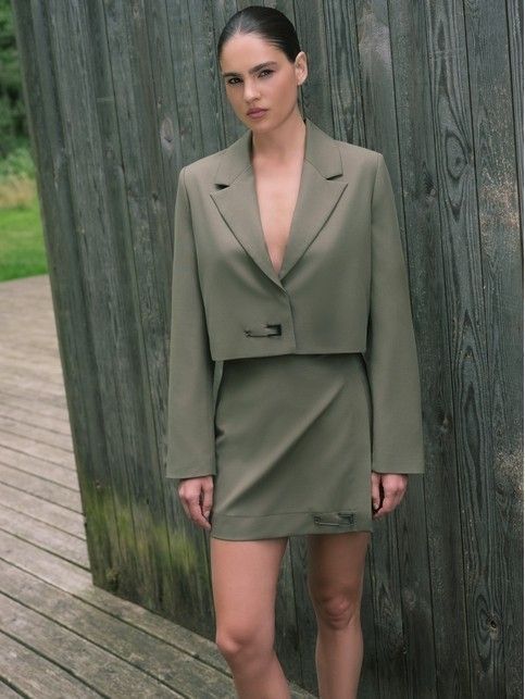 Укороченный жакет из костюмной ткани с декоративной булавкой LJ 3255