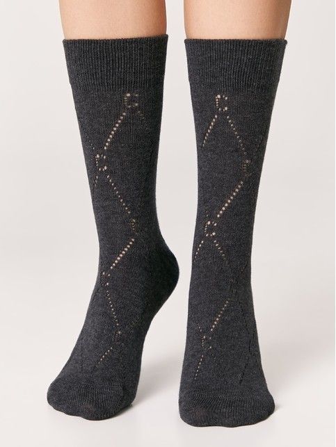 Удлинённые носки с ажурными ромбами