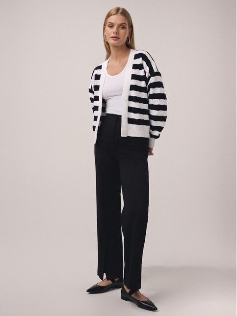Образ с укороченным свитером и брюками c разрезами