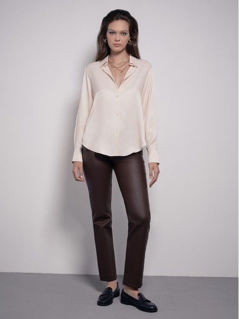 Образ с классической рубашкой и джинсами straight