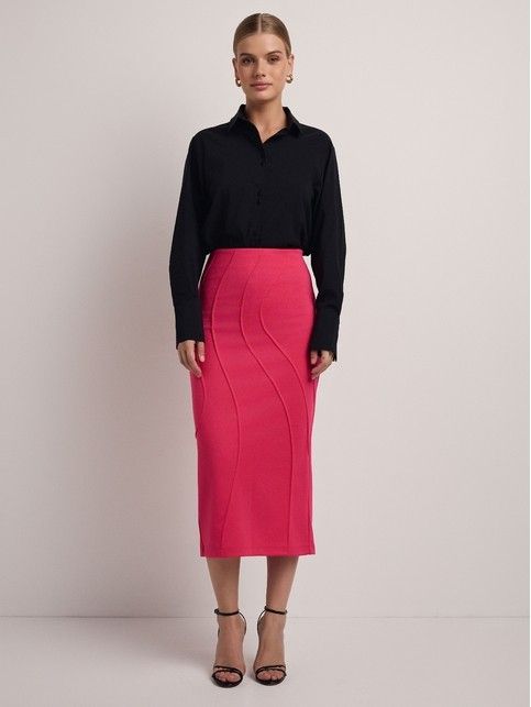 Образ с рубашкой свободного кроя и юбкой-midi