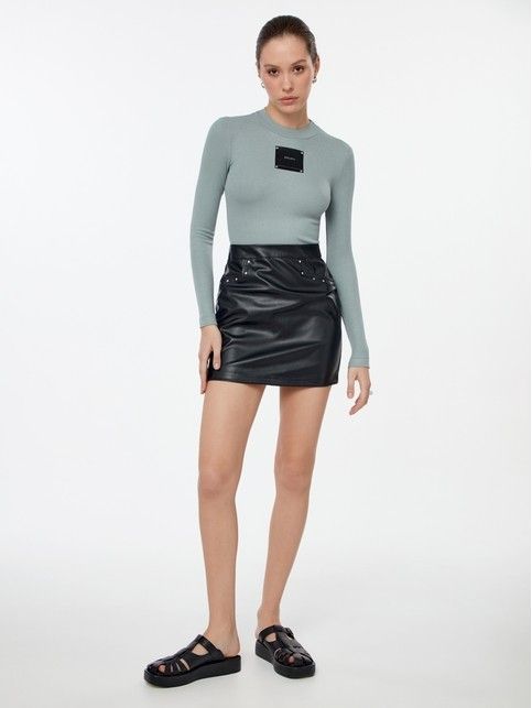 Mini-юбка из экокожи с декоративными хольнитенами LU 2547