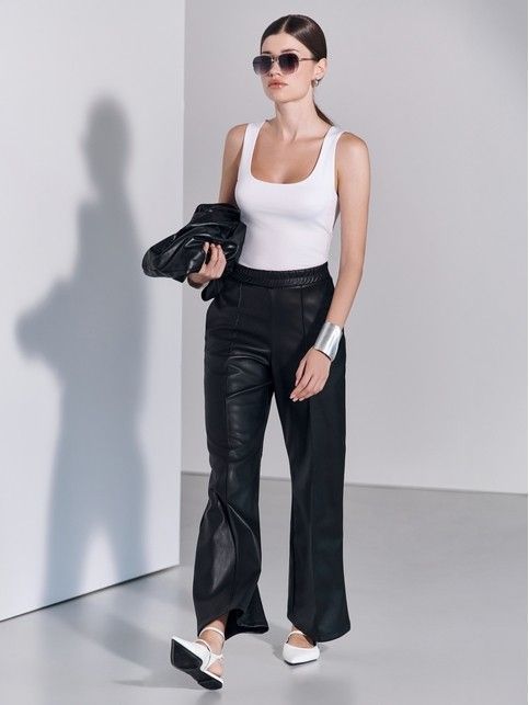 Свободные прямые брюки из экокожи с карманами LBK 2967