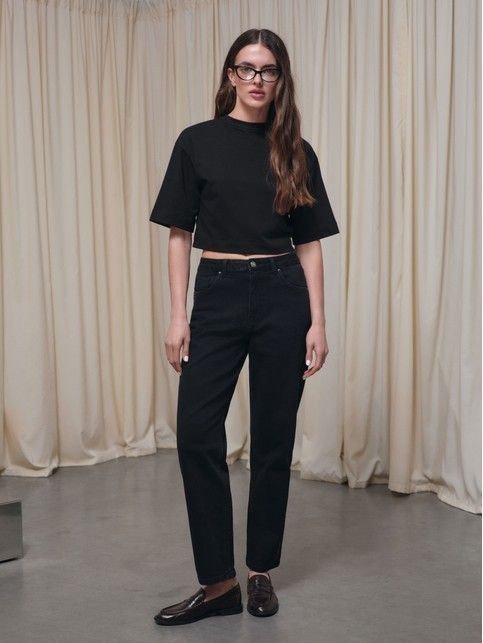 Чёрные джинсы relaxed mom с декоративной отстрочкой на задних карманах CON-844