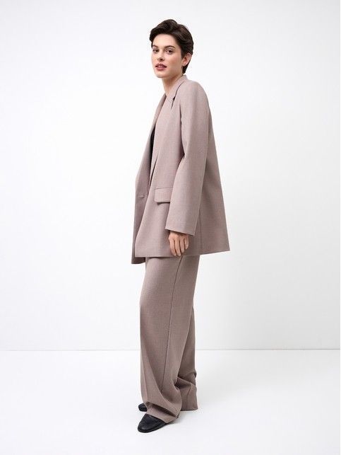 Бежевый костюм с брюками