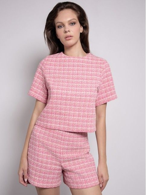 Образ с укороченным джемпером из твида и джинсами mom