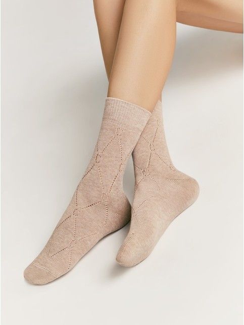 Удлинённые носки с ажурными ромбами