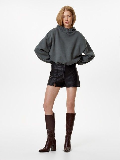 Шорты из экокожи с акцентными отсрочками и разрезами LS 3284