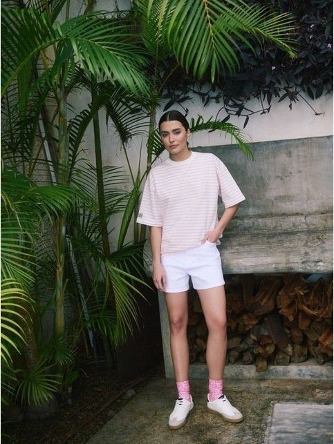 Белые джинсовые шорты разрезами CON-660