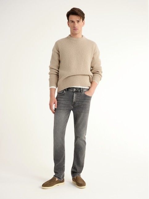 Джинсы straight серого цвета с эффектом потёртостей и заломов CNM-05