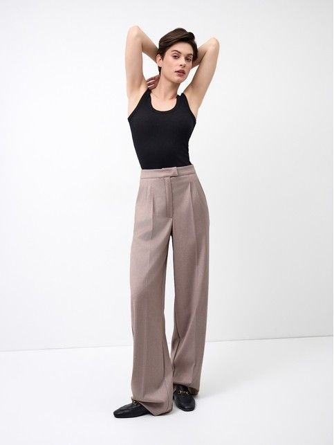 Бежевый костюм с брюками