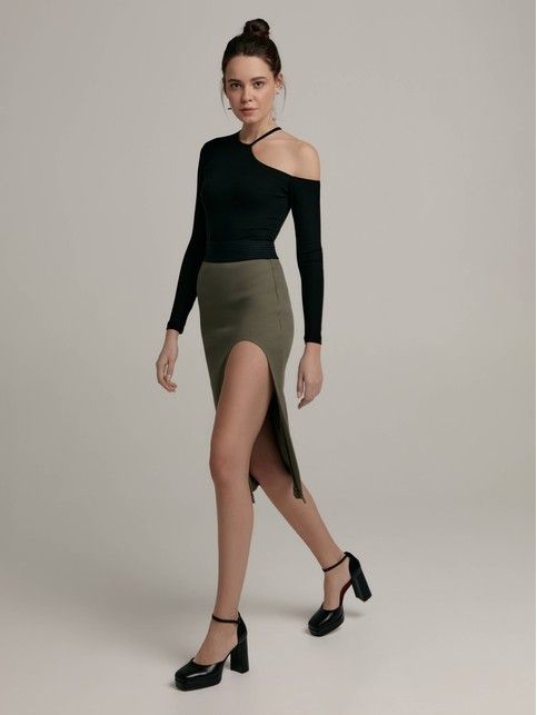 Джемпер в рубчик с открытым плечом LD 2167