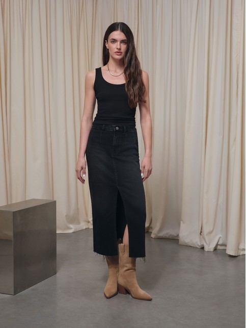 Чёрная джинсовая юбка-midi с вытачками и разрезом CON-815