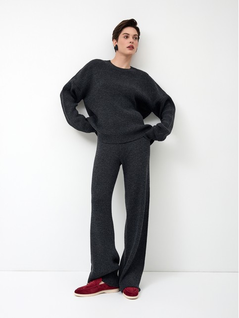 Джемпер свободного прямого силуэта с отворотами на рукавах из пряжи с шерстью LDK24126