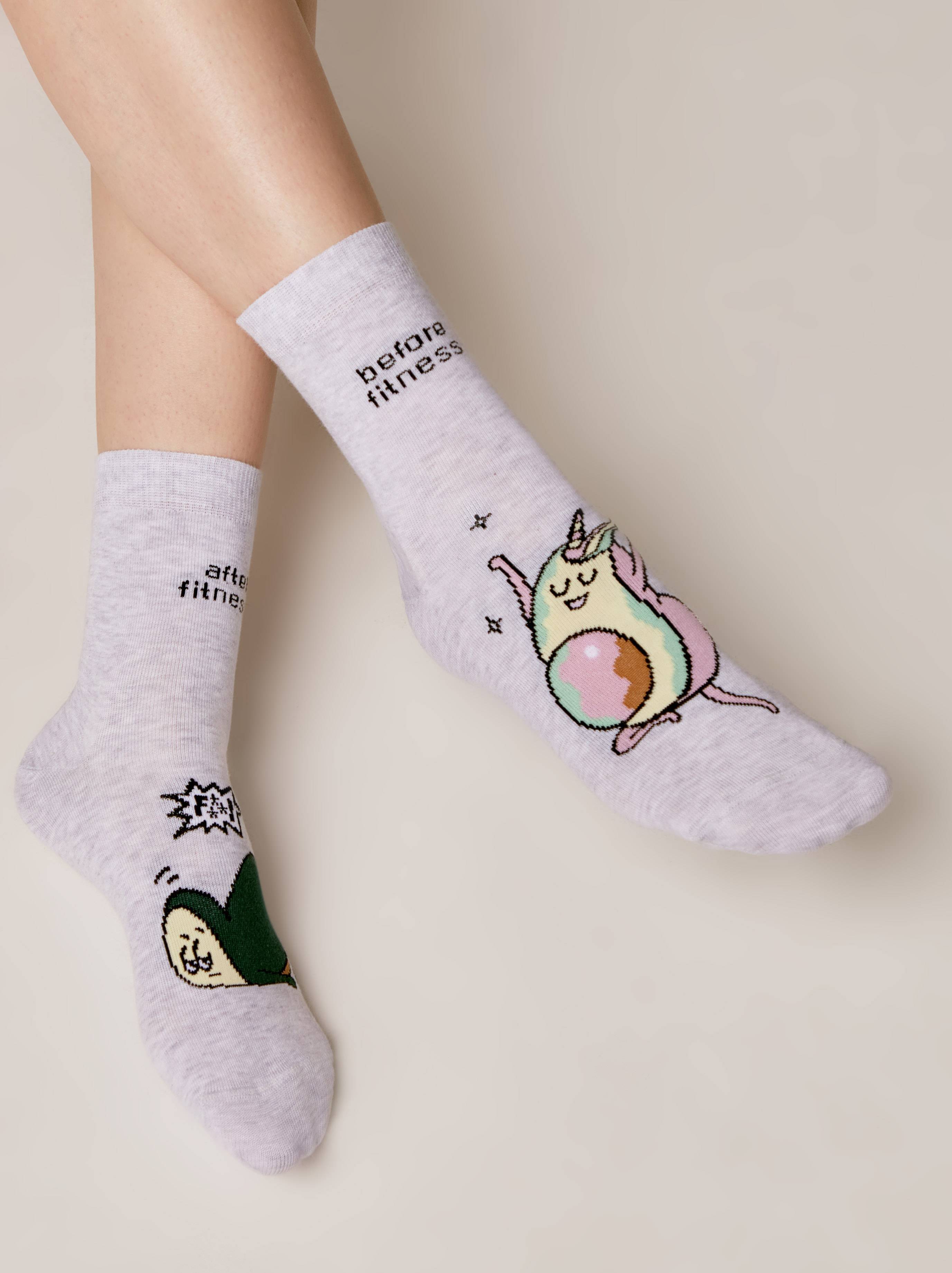 Хлопковые носки с рисунком «Fitness avocado» Conte светло-серого цвета