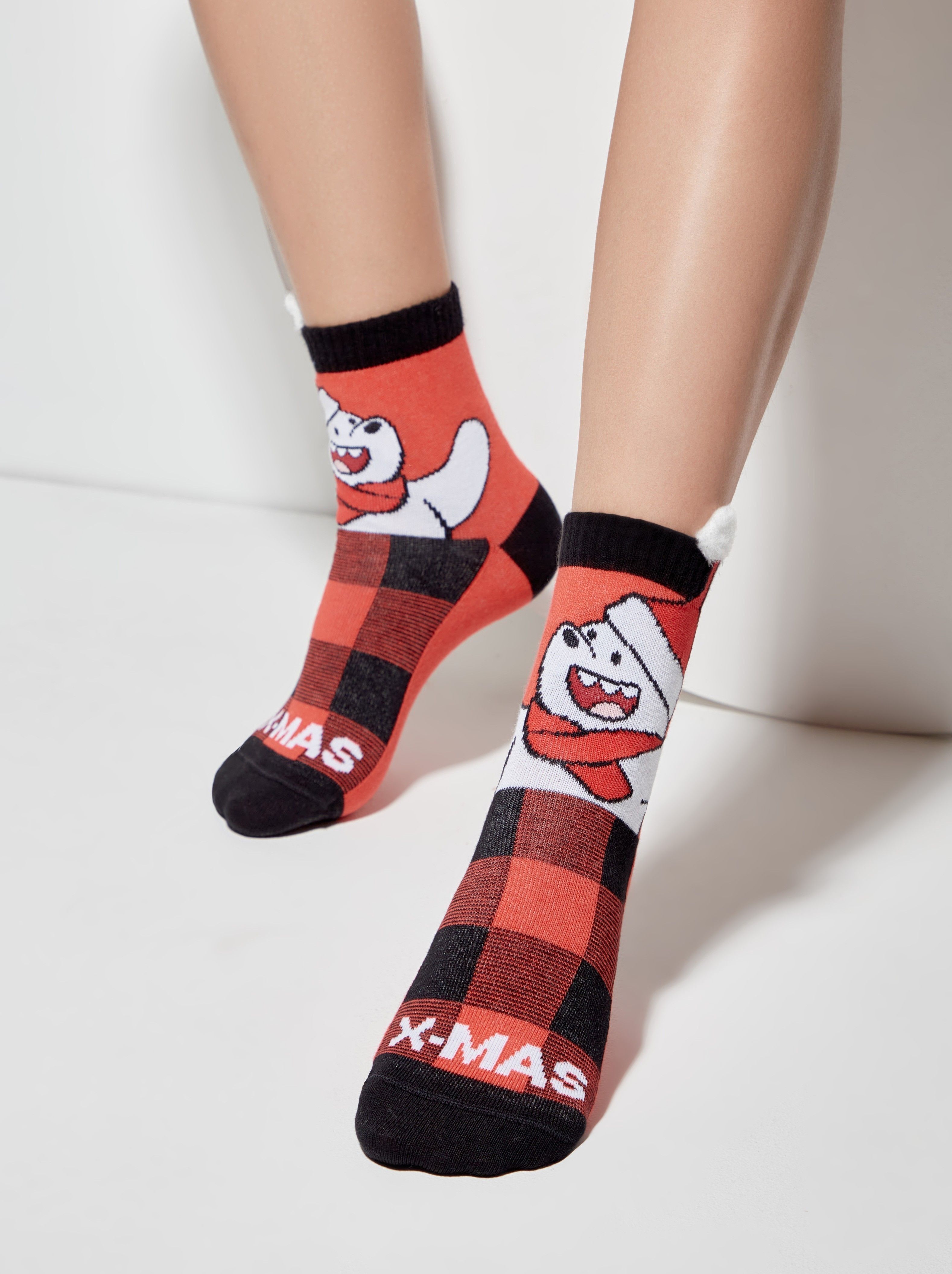 Новогодние носки с вывязанным пушистым пикотом «Xmas bear» Conte красного цвета