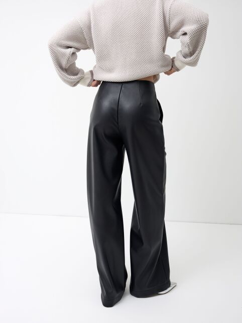 Брюки из экокожи с накладными карманами LBK 3281 - купить в интернет-магазине Conte