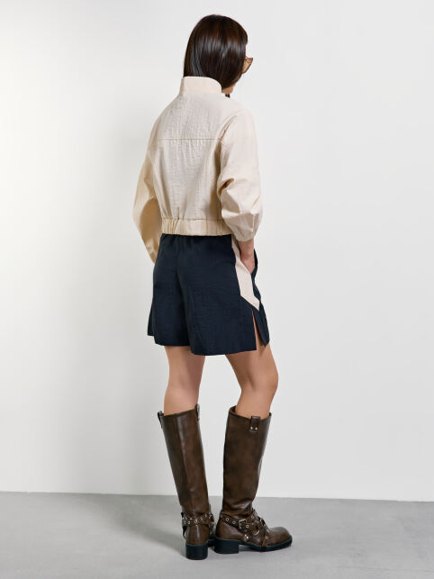 Бомбер классической длины со вставками на рукавах и воротником-стойкой LJ 3513 - купить в интернет-магазине Conte