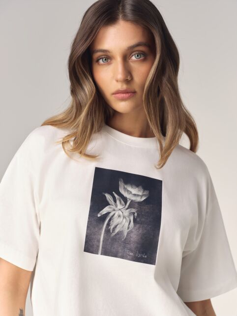 Футболка Floriography с графическим притом «Анемон» LD 3469 - купить в интернет-магазине Conte
