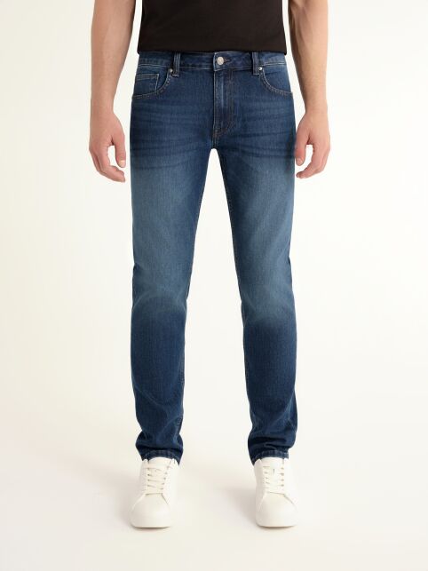 Джинсы slim из eco-friendly денима с эффектом потёртостей CNM-04 Джинсы slim из eco-friendly денима с эффектом потёртостей CNM-04 - купить в интернет-магазине Conte