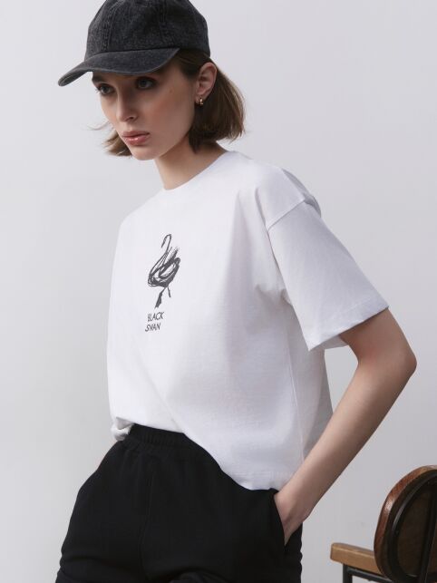 Свободная футболка из хлопка с рисунком «Black swan» LD 2675 - купить в интернет-магазине Conte