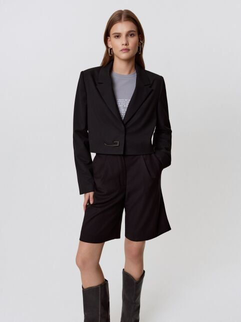 Укороченный жакет из костюмной ткани с декоративной булавкой LJ 3255 - купить в интернет-магазине Conte