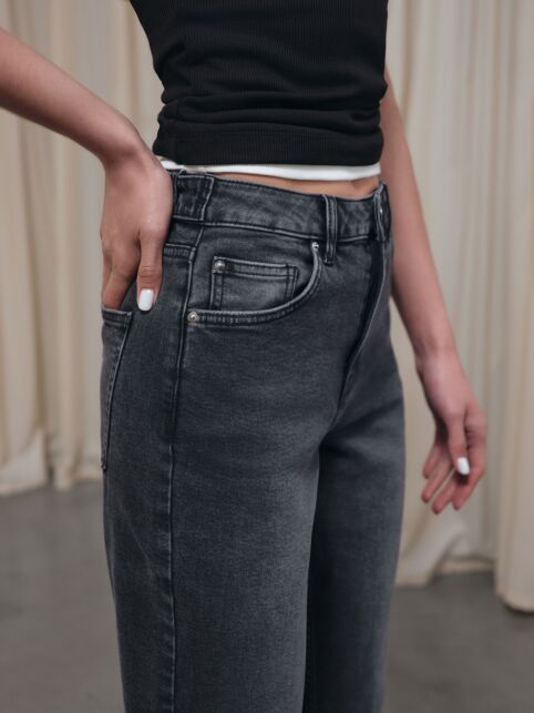 Чёрные джинсы mom с декоративными патами на талии СON-847 - купить в интернет-магазине Conte