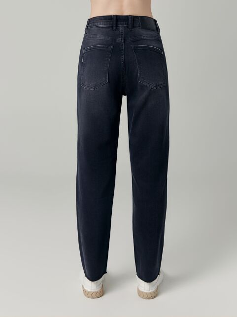 Черные джинсы mom с эффектом потертости и необработанным краем CON-661 - купить в интернет-магазине Conte