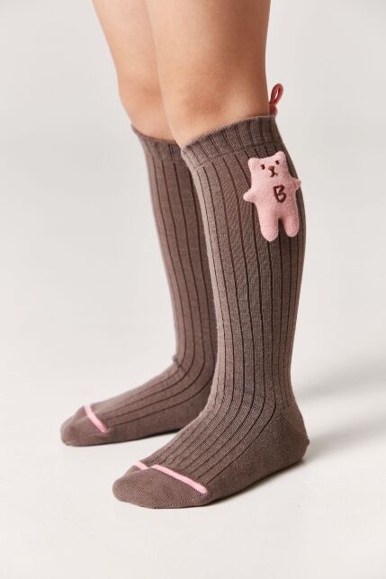 Удлиненные носки в рубчик с декоративной игрушкой «Вear» - купить в интернет-магазине Conte