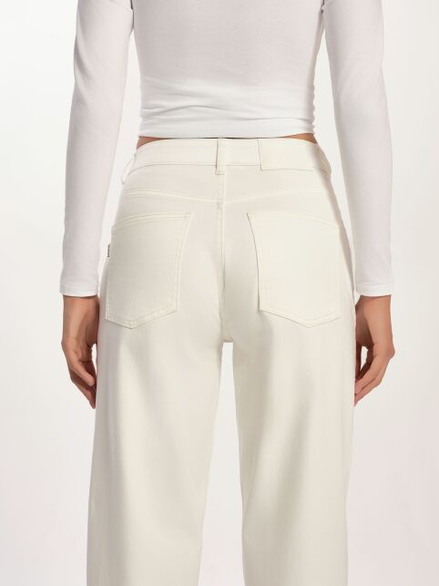 Джинсы mom в молочном оттенке с кокеткой CON-726 - купить в интернет-магазине Conte