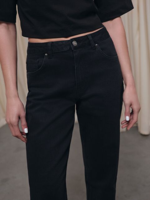 Чёрные джинсы relaxed mom с декоративной отстрочкой на задних карманах CON-844 - купить в интернет-магазине Conte