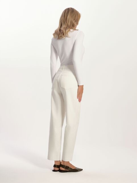 Джинсы mom в молочном оттенке с кокеткой CON-726 - купить в интернет-магазине Conte