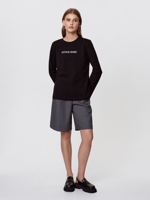 Лонгслив из хлопка с вышивкой «Office babe» LD 3297 Лонгслив из хлопка с вышивкой «Office babe» LD 3297 - купить в интернет-магазине Conte