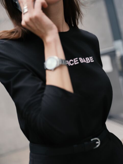Лонгслив из хлопка с вышивкой «Office babe» LD 3297 Лонгслив из хлопка с вышивкой «Office babe» LD 3297 - купить в интернет-магазине Conte