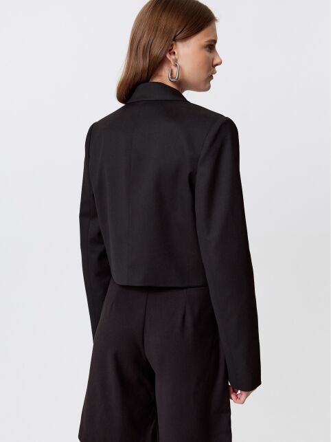 Укороченный жакет из костюмной ткани с декоративной булавкой LJ 3255 - купить в интернет-магазине Conte