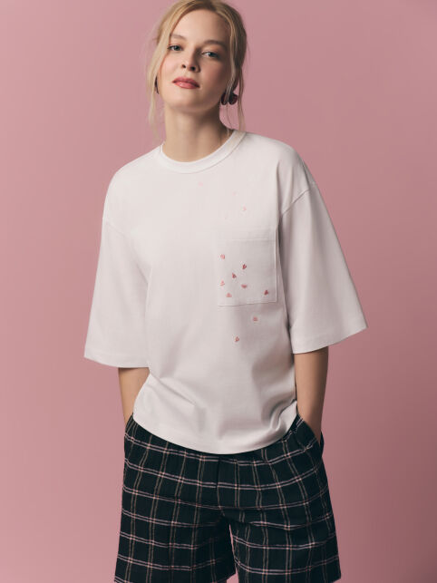 Футболка из хлопка с накладным карманом и вышивкой в сердечки LD 3451 - купить в интернет-магазине Conte