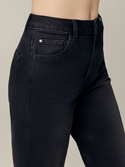 Черные джинсы mom с эффектом потертости из eco-friendly денима CON-662 - купить в интернет-магазине Conte