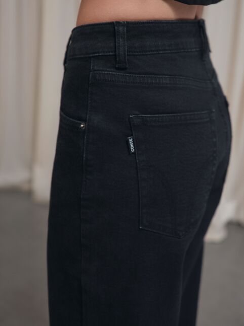Чёрные джинсы relaxed mom с декоративной отстрочкой на задних карманах CON-844 - купить в интернет-магазине Conte