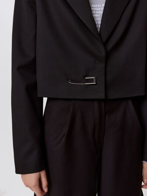 Укороченный жакет из костюмной ткани с декоративной булавкой LJ 3255 - купить в интернет-магазине Conte