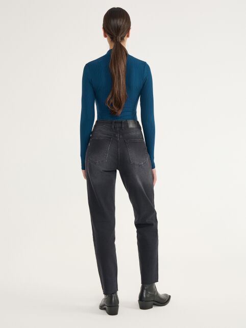 Черные джинсы mom с эффектом потертости и необработанным краем CON-661 - купить в интернет-магазине Conte