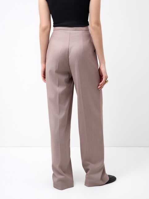 Брюки из костюмной ткани со складками по переду LBK 3257 - купить в интернет-магазине Conte