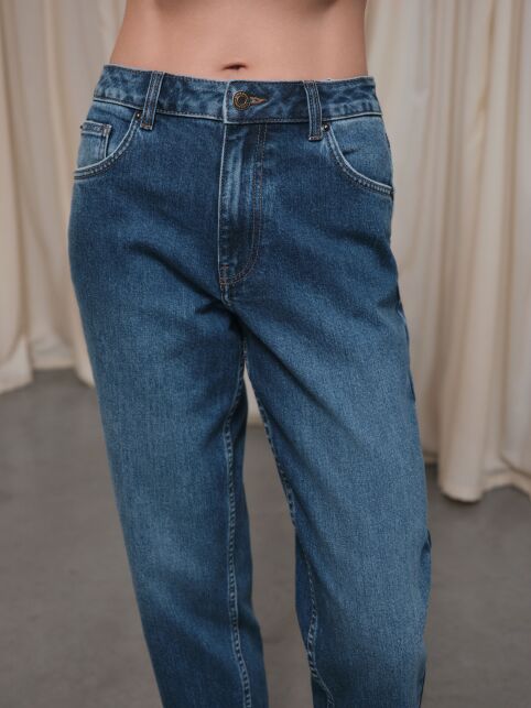 Синие джинсы relaxed mom с эффектом потёртостей СON-814 - купить в интернет-магазине Conte