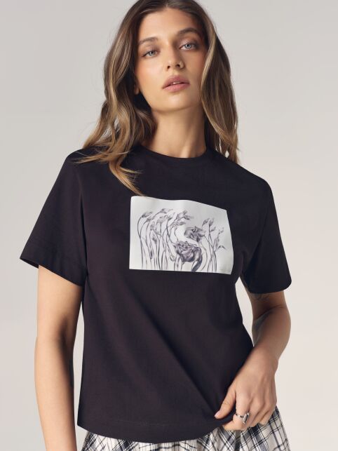 Футболка из хлопка Floriography с графикой «Эустома» LD 3470 - купить в интернет-магазине Conte