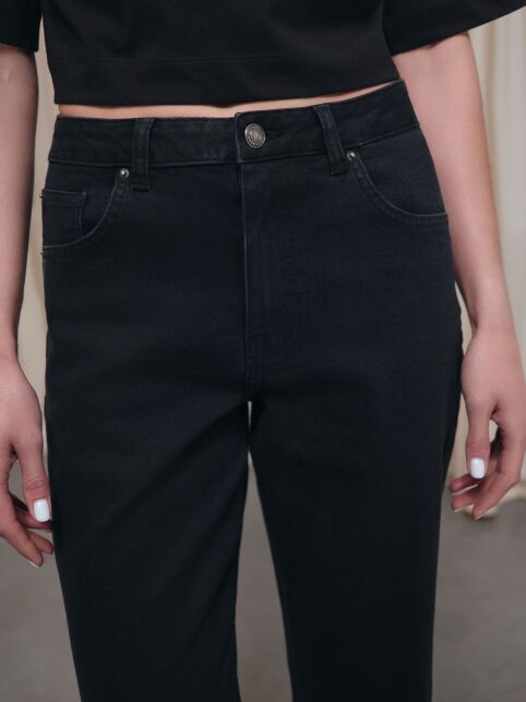 Чёрные джинсы relaxed mom с декоративной отстрочкой на задних карманах CON-844 - купить в интернет-магазине Conte