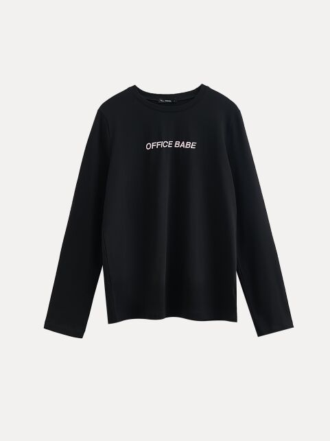 Лонгслив из хлопка с вышивкой «Office babe» LD 3297 Лонгслив из хлопка с вышивкой «Office babe» LD 3297 - купить в интернет-магазине Conte