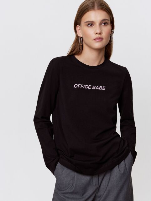 Лонгслив из хлопка с вышивкой «Office babe» LD 3297 Лонгслив из хлопка с вышивкой «Office babe» LD 3297 - купить в интернет-магазине Conte