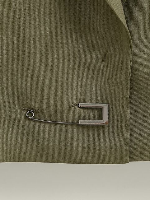 Укороченный жакет из костюмной ткани с декоративной булавкой LJ 3255 - купить в интернет-магазине Conte