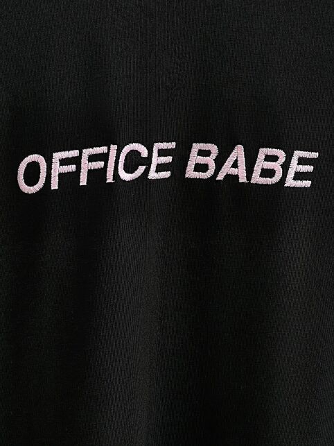 Лонгслив из хлопка с вышивкой «Office babe» LD 3297 Лонгслив из хлопка с вышивкой «Office babe» LD 3297 - купить в интернет-магазине Conte