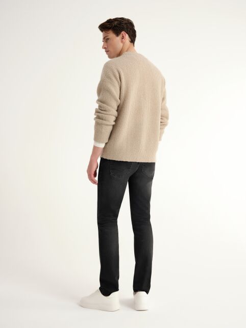 Чёрные джинсы slim с эффектом потёртостей CNM-02 Чёрные джинсы slim с эффектом потёртостей CNM-02 - купить в интернет-магазине Conte